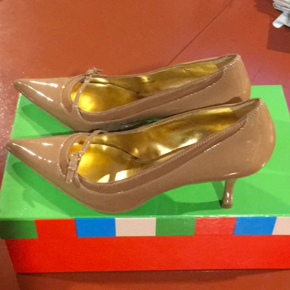 Charles David Kitten Heel Pump